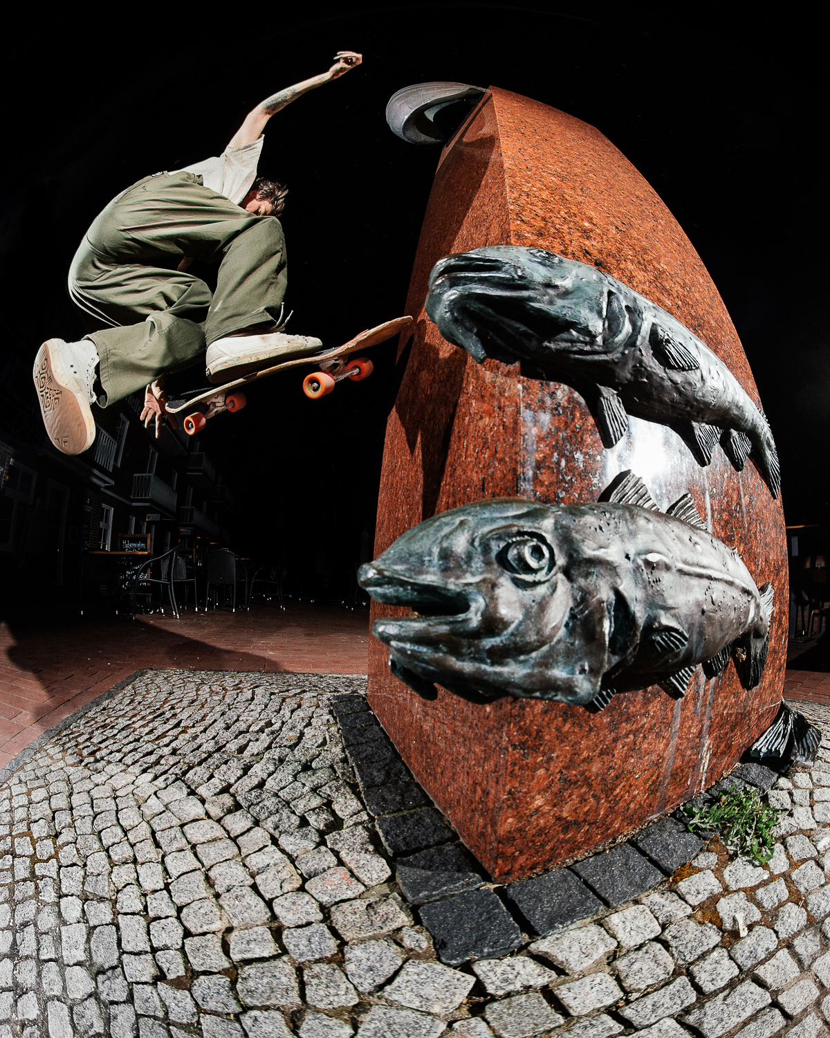Robert_Switch No Comply Wallride Nosegrab_Fischsäule_irregularskatemag