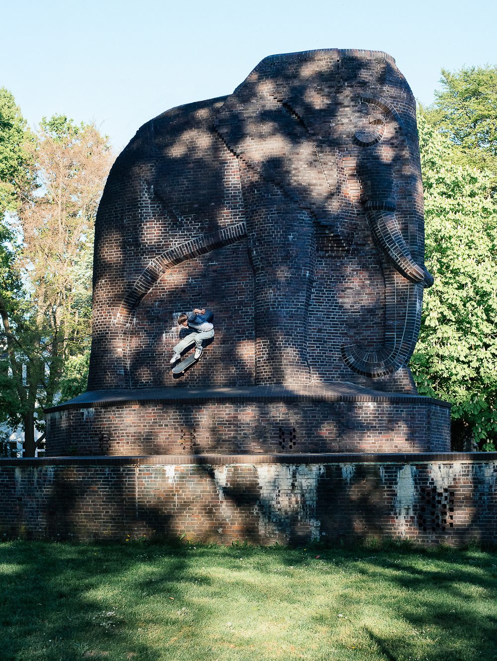 Yenke_Kickflip Wallride_Elefant_irregularskatemag